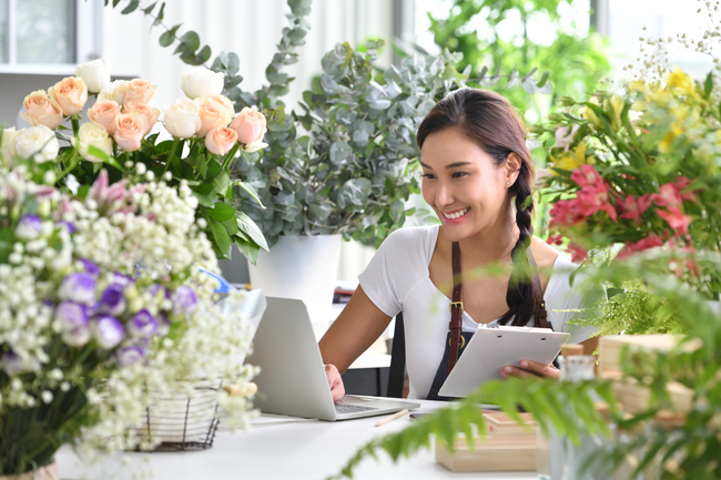 Dueños de PYMES sonriendo en su negocio